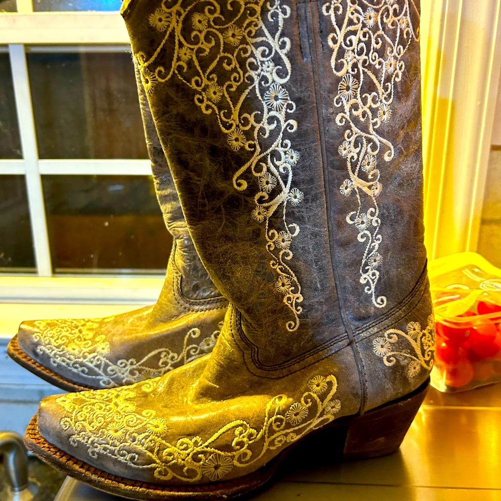 Corral boots women’s size 8.5 only wore a few times.